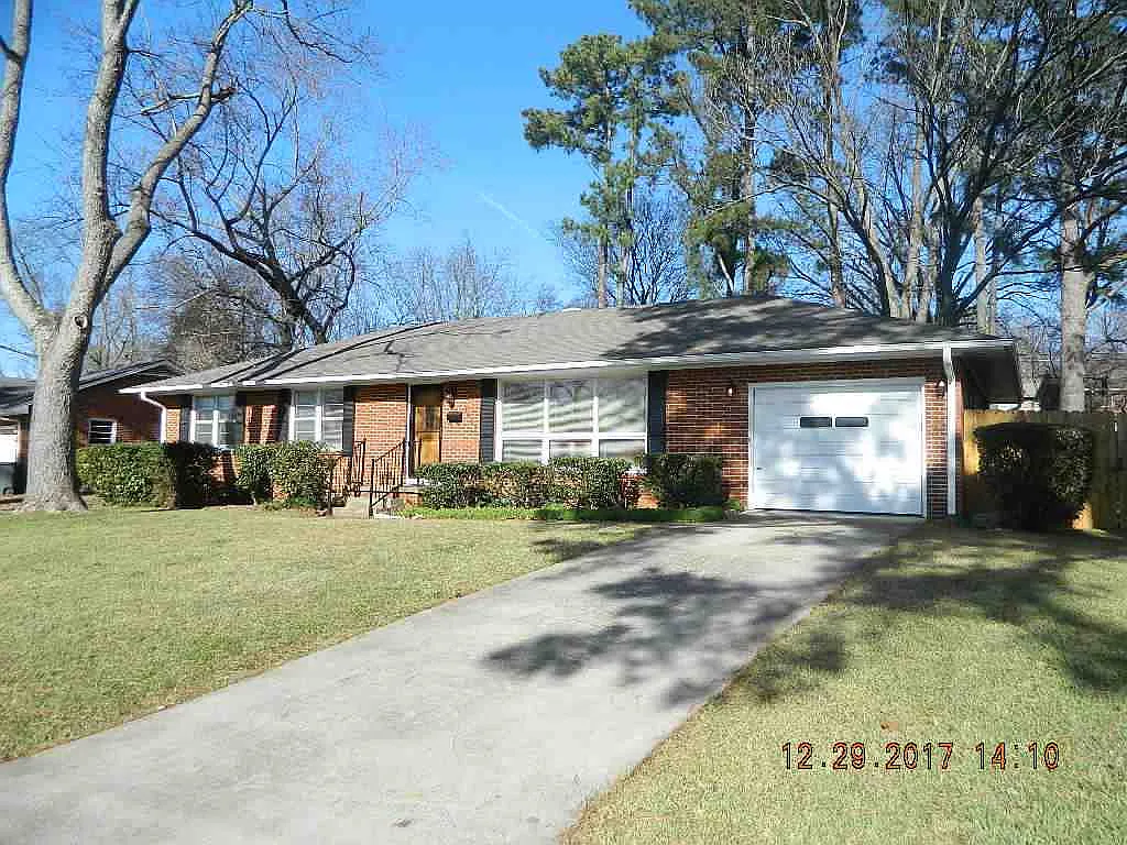 Brick ranch home with attached garage in Huntsville